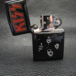 Страхотна запалка на KISS с групата - Hover Image