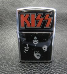 Сива бензинова запалка на KISS с групата