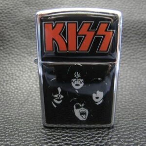 Сива бензинова запалка на KISS с групата