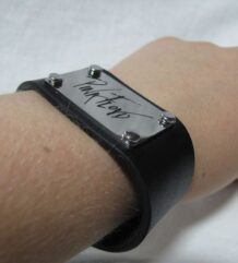Кожен накитник с плочка на Pink Floyd