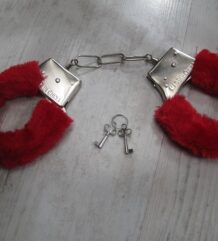 Секси белезници с червен пух