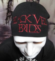 Черна зимна плетена шапка на Black Veil Brides с червена бродерия