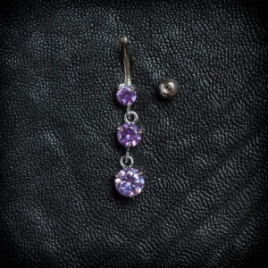 Обеца за пъпа с висулка от три лилави кристала - Hover Image