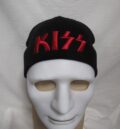 Черна зимна плетена шапка с червено бродирано лого на KISS