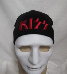 Черна зимна плетена шапка с червено бродирано лого на KISS