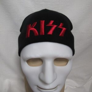 Черна зимна плетена шапка с червено бродирано лого на KISS