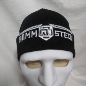 Черна зимна плетена шапка със сиво бродирано лого на Rammstein