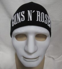 Черна зимна мъжка шапка с бяла бродерия на Guns N' Roses