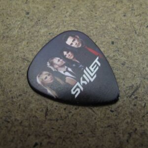 Перце за китара на Skillet с групата - Hover Image