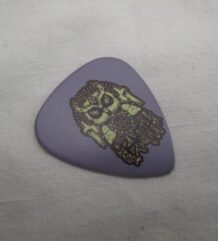 Лилаво перце за китара на BMTH с бухала
