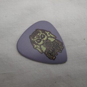 Лилаво перце за китара на BMTH с бухала