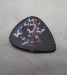 Перце за свирене на китара с KISS