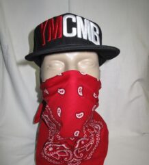 Евтина шапка с права козирка YMCMB Snapback в черно с червена и бяла бродерия