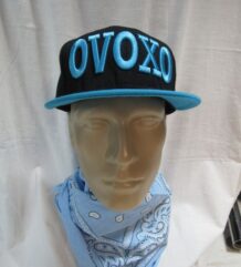 Права шапка OVOXO Snapback с небесносиня бродерия и козирка