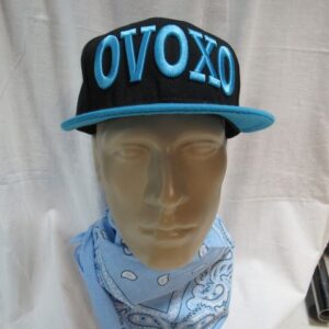 Права шапка OVOXO Snapback с небесносиня бродерия и козирка