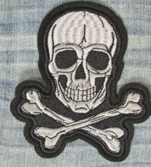 Бродирана нашивка с череп Skull and Bones за метъл якета