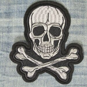 Бродирана нашивка с череп Skull and Bones за метъл якета