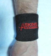 Накитник на Asking Alexandria с надписа