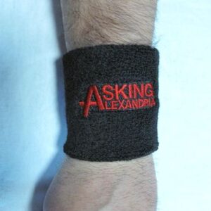 Накитник на Asking Alexandria с надписа
