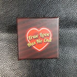 Малка кутийка за бижу със сърце и надпис True Love Has No End