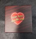 Средна подаръчна кутия за бижута със сърце и надпис True Love Has No End