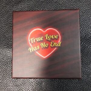 Средна подаръчна кутия за бижута със сърце и надпис True Love Has No End