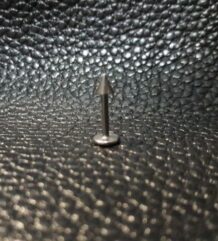 Титанова обеца за устна, шипче 1.2х8х3mm.
