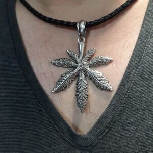 Колие листо марихуана от стомана на черна плетена каишка