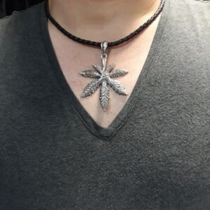 Колие листо марихуана от стомана - Hover Image