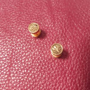 Обеца за ухо имитация на флеш с марихуана 1.2мм златиста