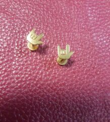 Златна стоманена обеца ръка рок жест имитация на флеш