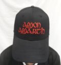 Качествена черна шапка с козирка Amon Amarth с червена 3D бродерия