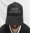 Мъжка бейзболна шапка Amon Amarth черна с масивна сива бродерия на логото