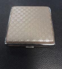Кремава табакера за съхранение на цигари