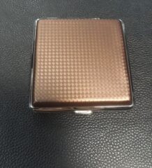 Златиста табакера за съхранение на цигари