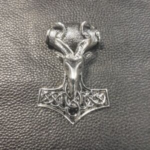 Медальон чукът на тор с глава на козел от медицинска стомана върху черна кожена основа