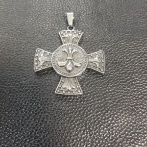 Медальон кръст с кралска лилия от медицинска стомана върху черна кожена повърхност