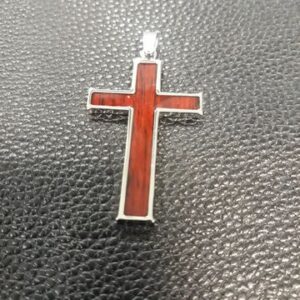 медальон с кръст наподобяващ дърво