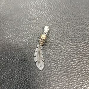 Висулка за врат перце със златист череп - Hover Image