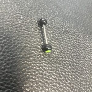 Права обица за език от медицинска стомана с две черни топчета и ярък неоновозелен акцент.