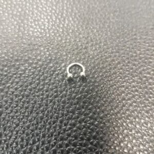 Малка сребриста обеца подкова 6мм от стомана - Hover Image