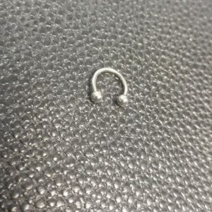 Сребриста обеца подкова 8мм от стомана - Hover Image