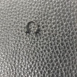 Черна обеца подкова 6мм от стомана - Hover Image