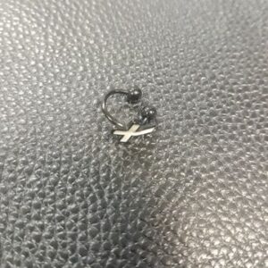 Черна обеца подкова с кръст от стомана - Hover Image