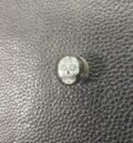стоманен флеш за ухо 12мм с бял череп модерен аксесоар