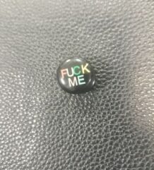 черен акрилен флеш за ухо 14 мм с надпис Fuck Me