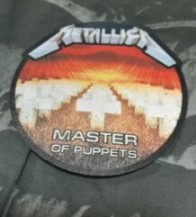 Нашивка Metallica Master of Puppets с дизайн на бели кръстове и червено небе