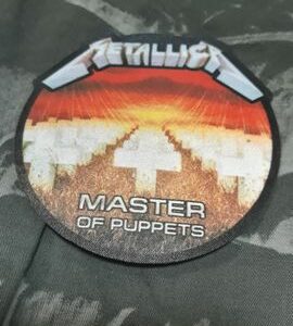 Нашивка Metallica Master of Puppets с дизайн на бели кръстове и червено небе