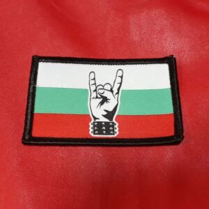 Везана метъл нашивка с българското знаме и хеви метъл знак „рога“
