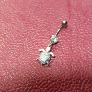 Сребриста обеца за пъп с висулка костенурка и блестящи кристали - Hover Image